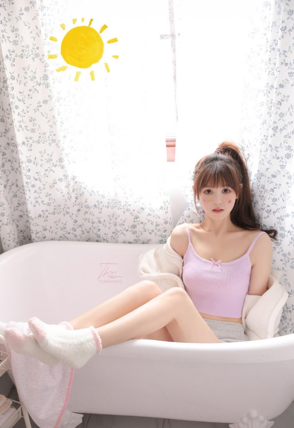 甜美动人粉嫩牛奶肌美少女室内艺术风格照片