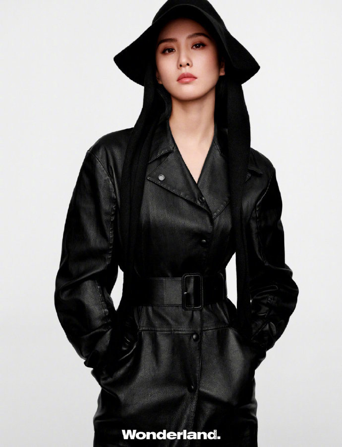 刘诗诗2021开年封面大片，风衣牛仔衬衫搭配中分黑长直率性洒脱