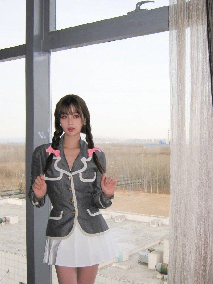 虞书欣教你扎麻花辫穿女团服,真是时尚小作精