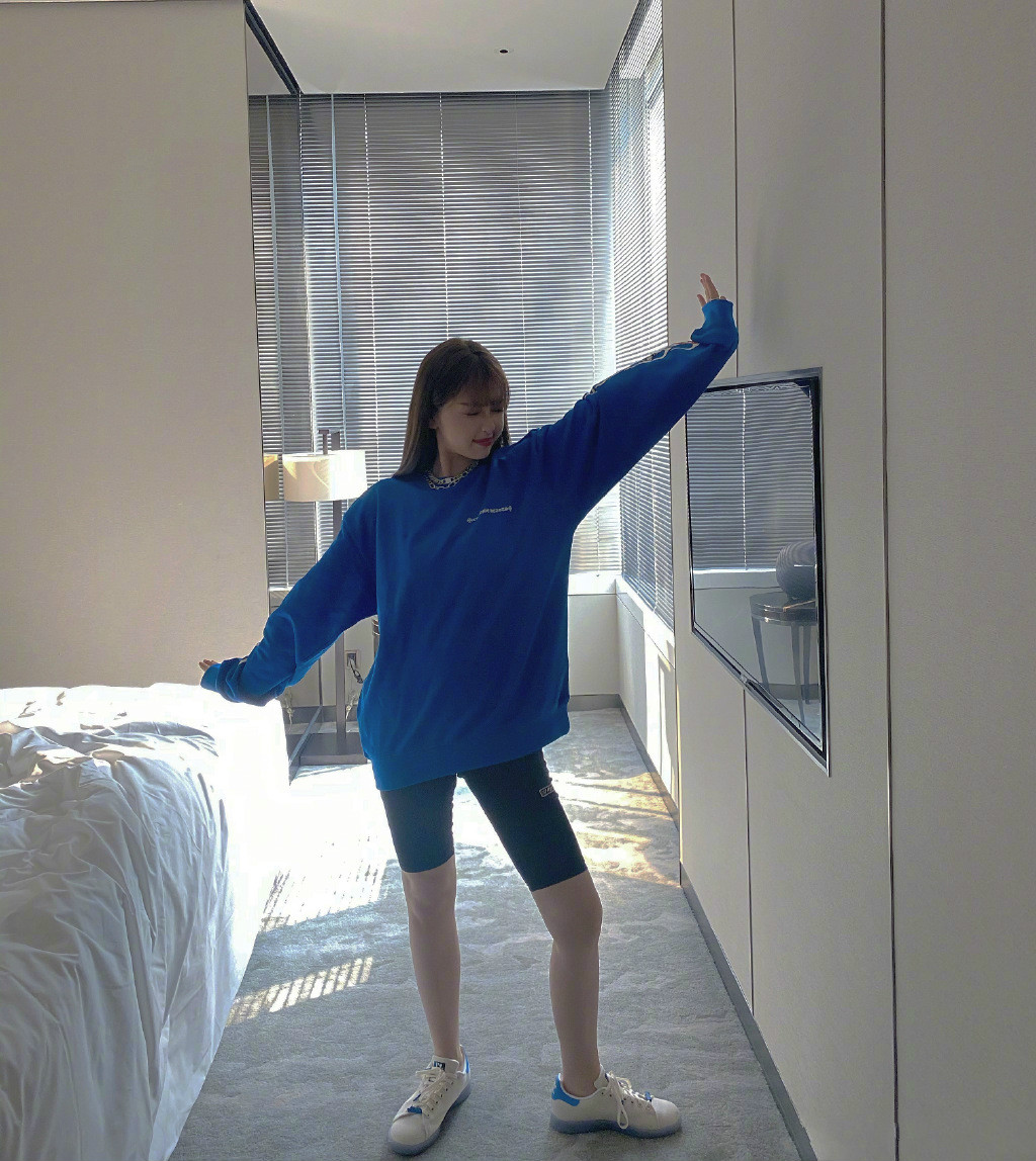 虞书欣教你扎麻花辫穿女团服,真是时尚小作精