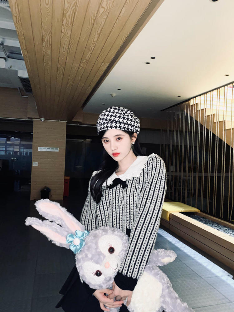 鞠婧祎穿短毛衣搭配牛仔裤随性洋气,戴贝雷帽复古又时髦