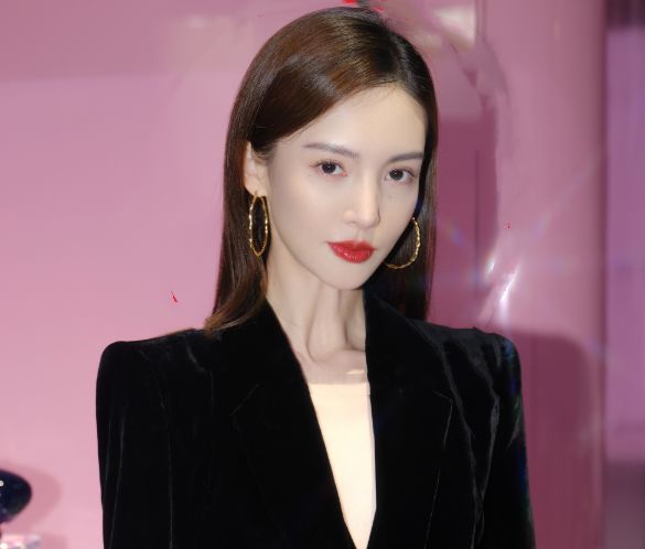 明星出席同一活动，赵露思少女，白鹿靓丽，辣妈孙怡太拉风！