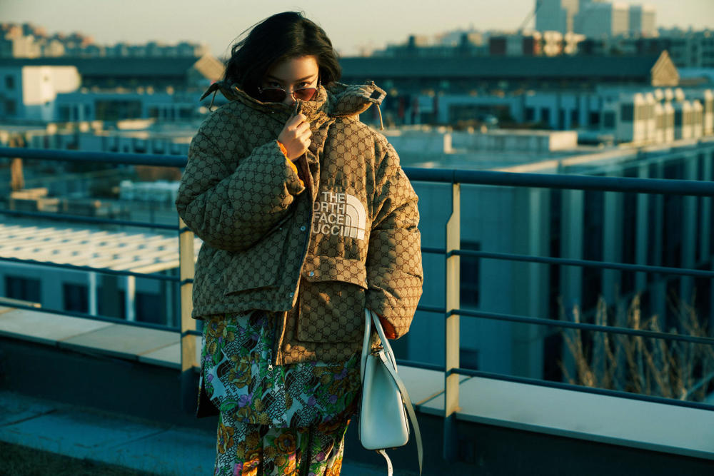 倪妮绗缝棉服搭宽松毛裤，气质太好无惧女神包袱