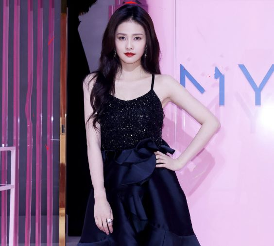 明星出席同一活动，赵露思少女，白鹿靓丽，辣妈孙怡太拉风！