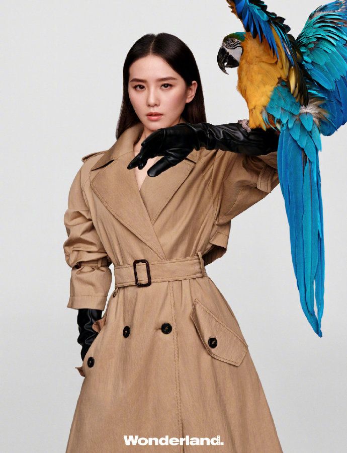 刘诗诗2021开年封面大片，风衣牛仔衬衫搭配中分黑长直率性洒脱