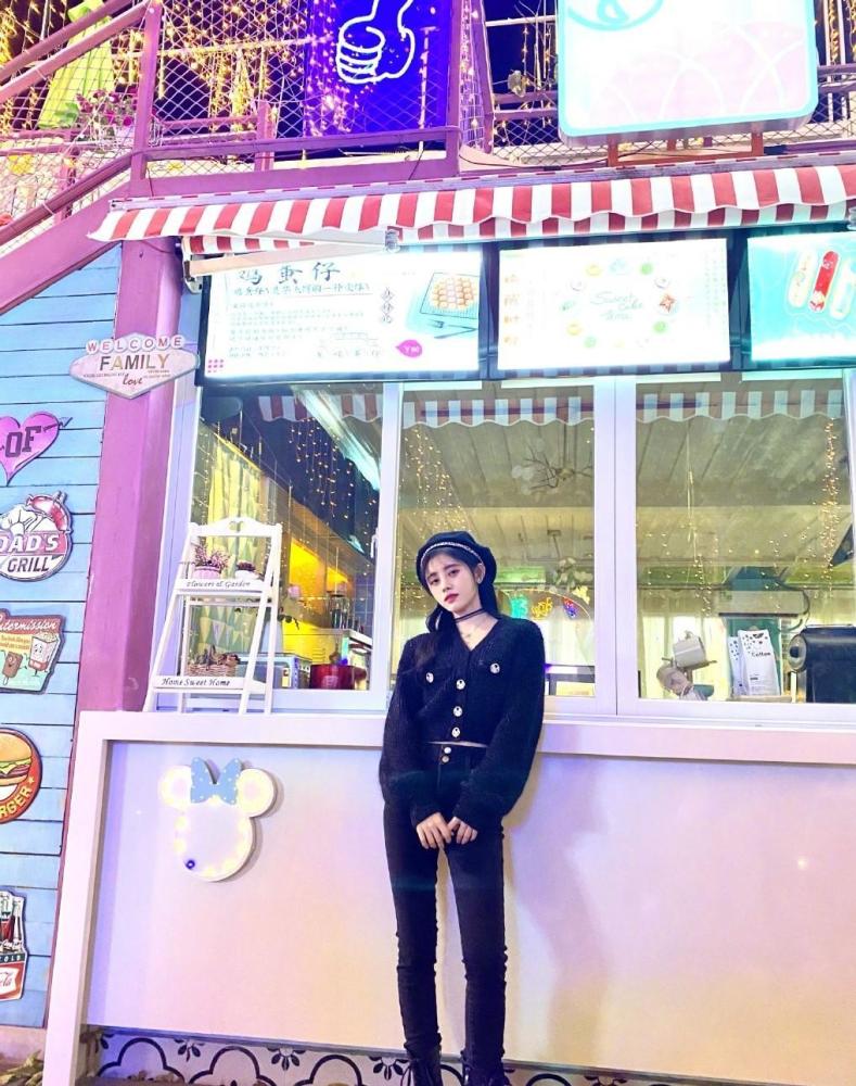 鞠婧祎穿短毛衣搭配牛仔裤随性洋气,戴贝雷帽复古又时髦