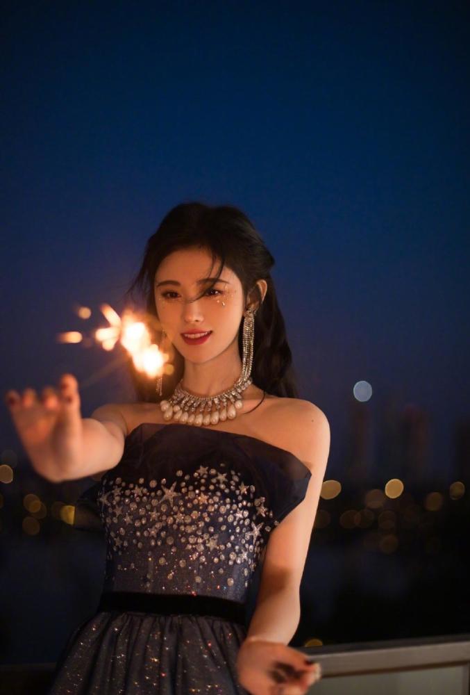 鞠婧祎穿短毛衣搭配牛仔裤随性洋气,戴贝雷帽复古又时髦