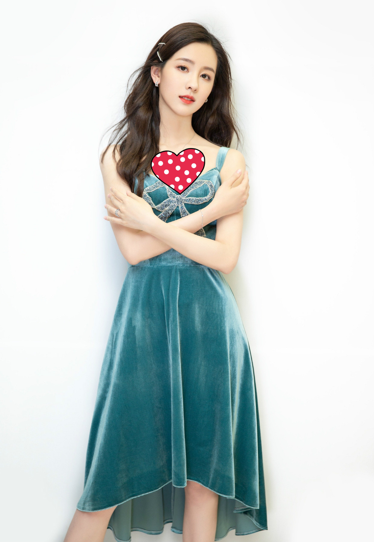 赵露思脸胖身材却特别瘦，穿丝绒裙怎么看怎么美