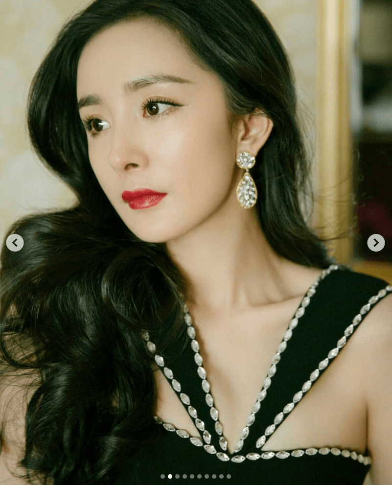 杨幂最新复古造型辣翻，透出修身长裙，网友大赞！