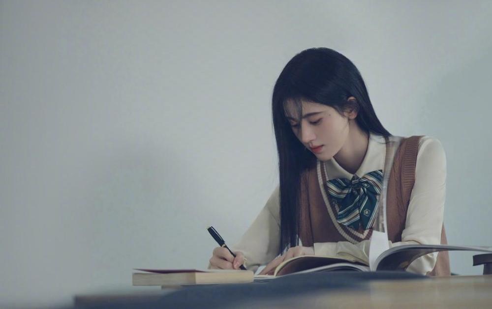 鞠婧祎穿短毛衣搭配牛仔裤随性洋气,戴贝雷帽复古又时髦