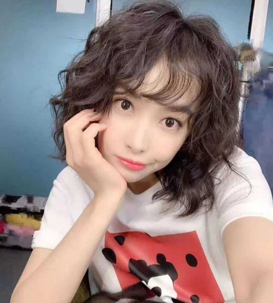 头发少怎么烫?除了羊毛卷最显发量,法式卷和蛋蛋卷蓬松又时尚