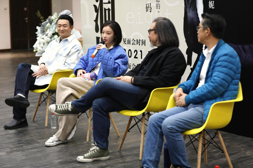 倪妮绗缝棉服搭宽松毛裤，气质太好无惧女神包袱