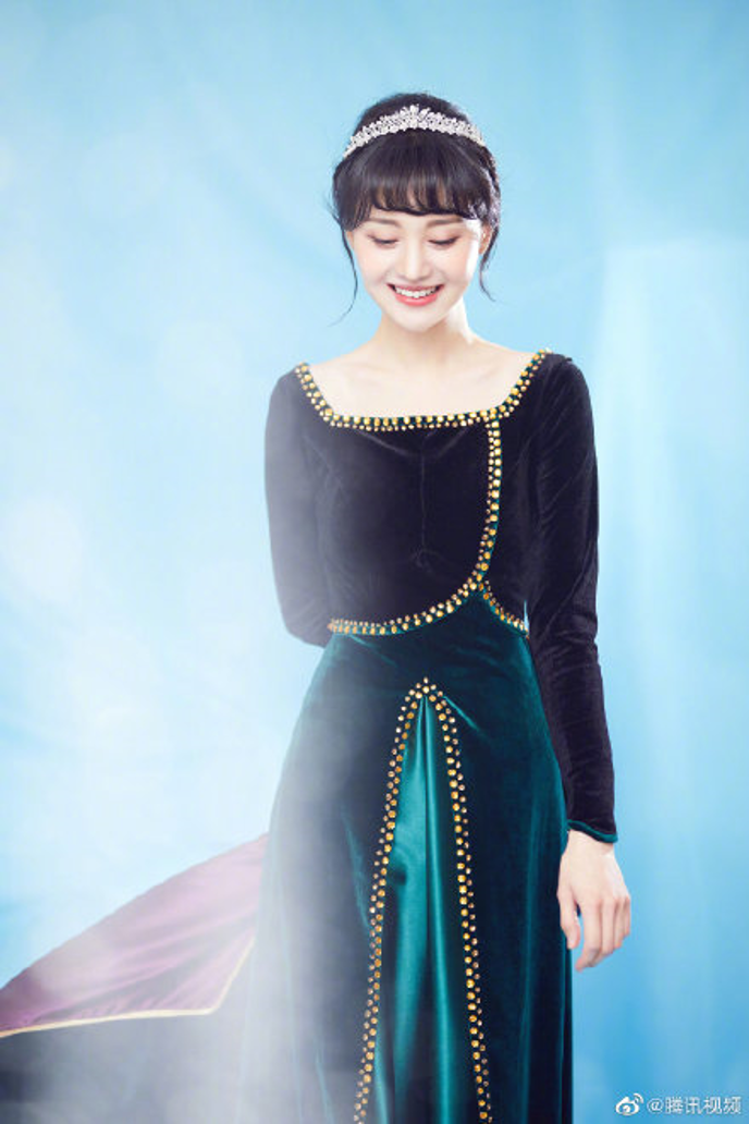 赵露思脸胖身材却特别瘦，穿丝绒裙怎么看怎么美