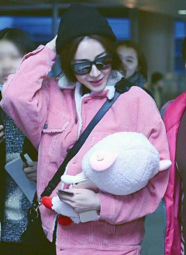 迪丽热巴白色紧身毛衣配羊羔毛外套，时尚保暖还显身材