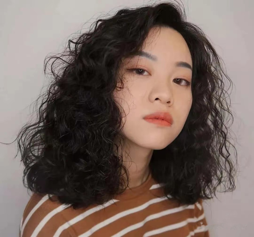 头发少怎么烫?除了羊毛卷最显发量,法式卷和蛋蛋卷蓬松又时尚