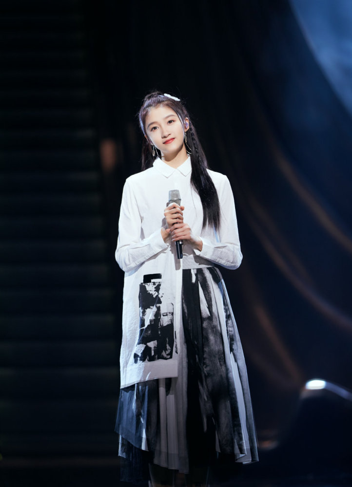 关晓彤的水墨国风造型太可了，女侠范儿十足！