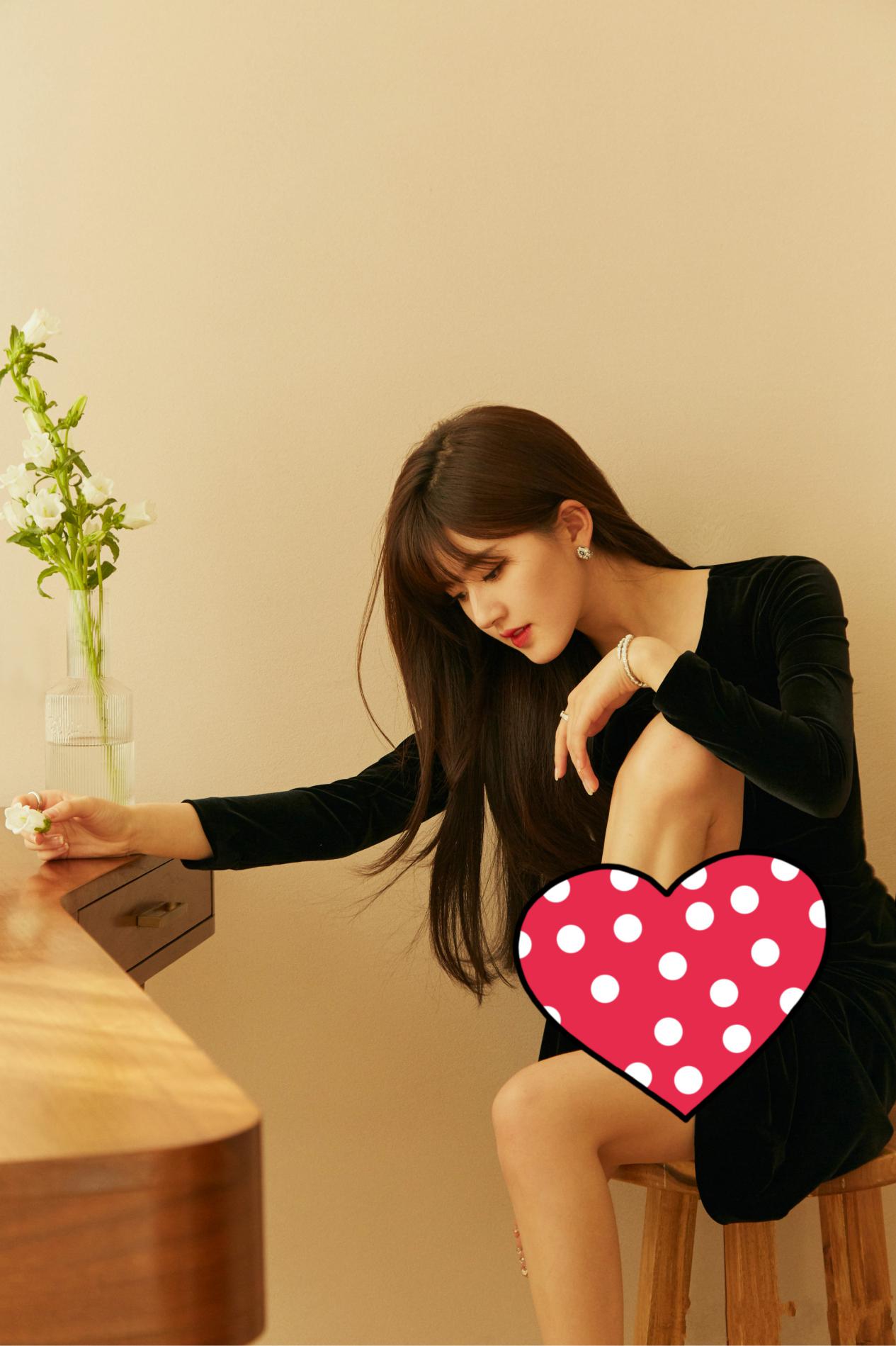 赵露思脸胖身材却特别瘦，穿丝绒裙怎么看怎么美