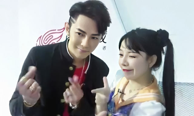 国服第一萝莉COS小昭还现场撩妹，网友："撩汉"时更显手段