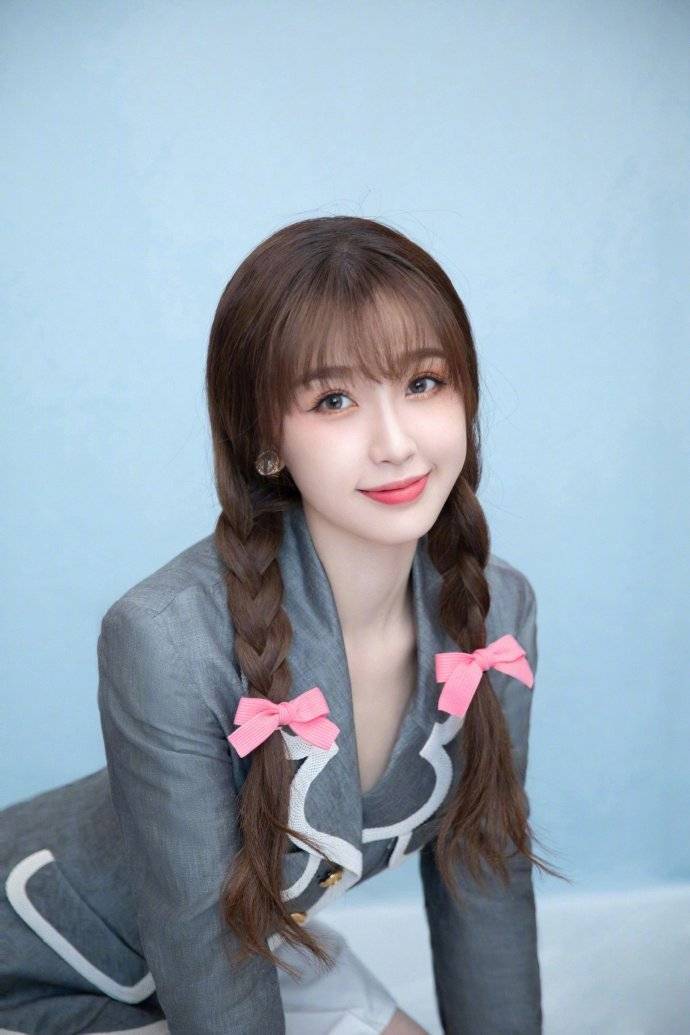 虞书欣教你扎麻花辫穿女团服,真是时尚小作精