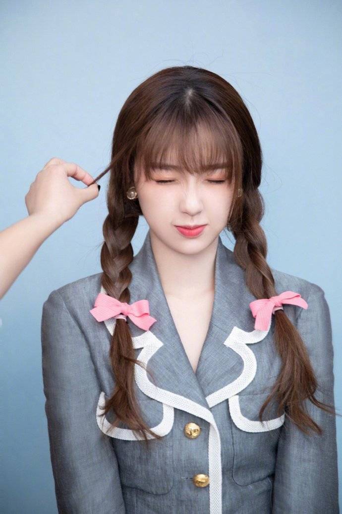 虞书欣教你扎麻花辫穿女团服,真是时尚小作精