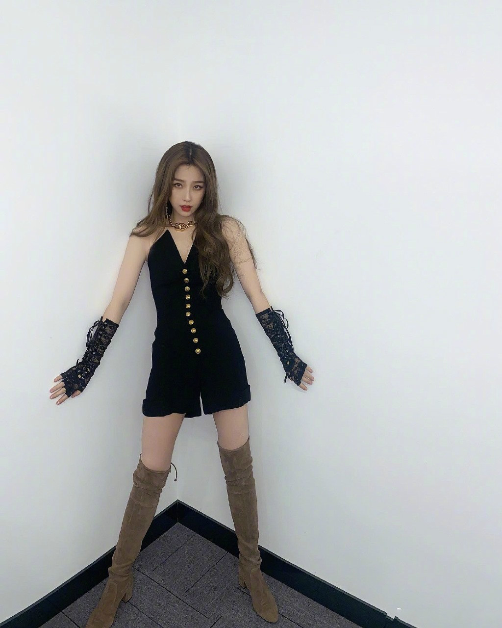 虞书欣教你扎麻花辫穿女团服,真是时尚小作精