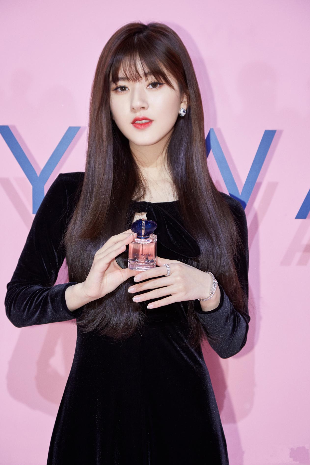 赵露思脸胖身材却特别瘦，穿丝绒裙怎么看怎么美