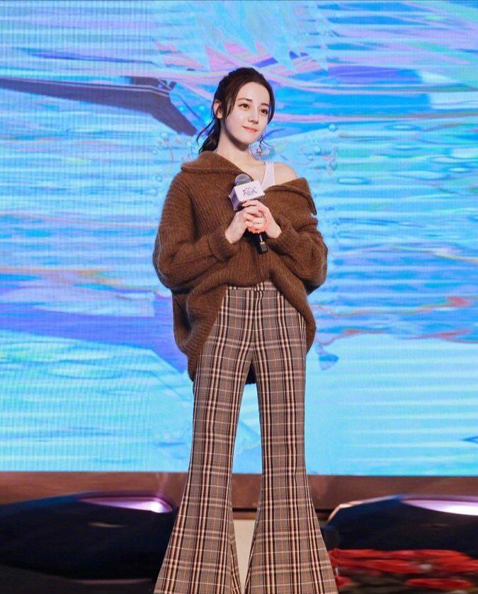 迪丽热巴白色紧身毛衣配羊羔毛外套，时尚保暖还显身材