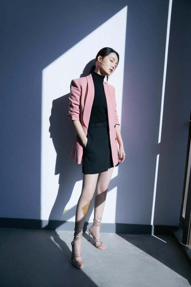 李沁穿浅绿色风衣搭牛仔裤精致甜美，少女感十足