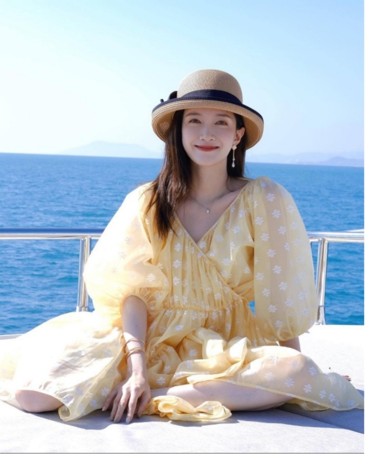 江疏影游艇上穿碎花裙戴草帽拍照,清新又甜美