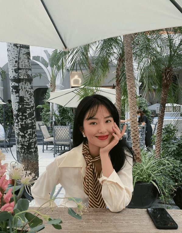 杨采钰穿土掉渣的衣服,婶婶用的丝巾都能搭配的很高级,气质好怎么穿都风情万种