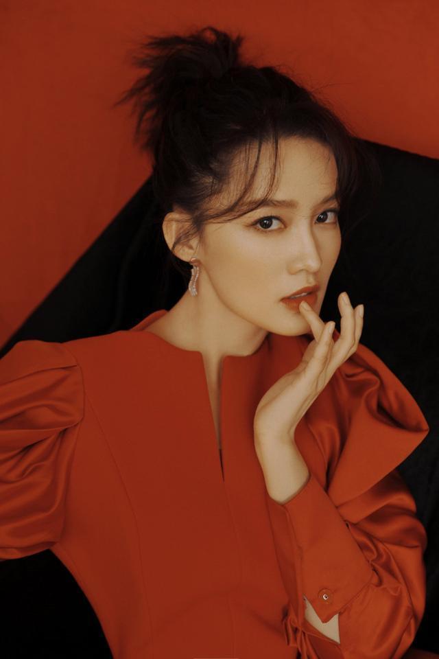 李沁跨年晚会造型曝光，红裙配皮手套明艳复古