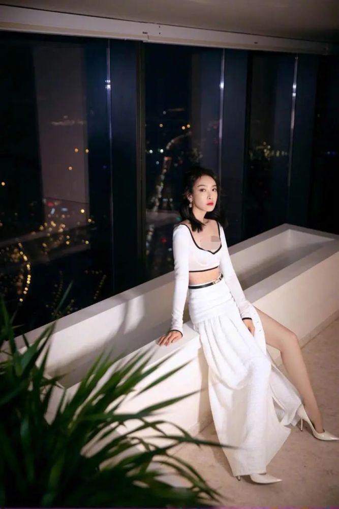 宋茜穿白底黑边露脐套裙，妩媚风情与典雅韵味并存