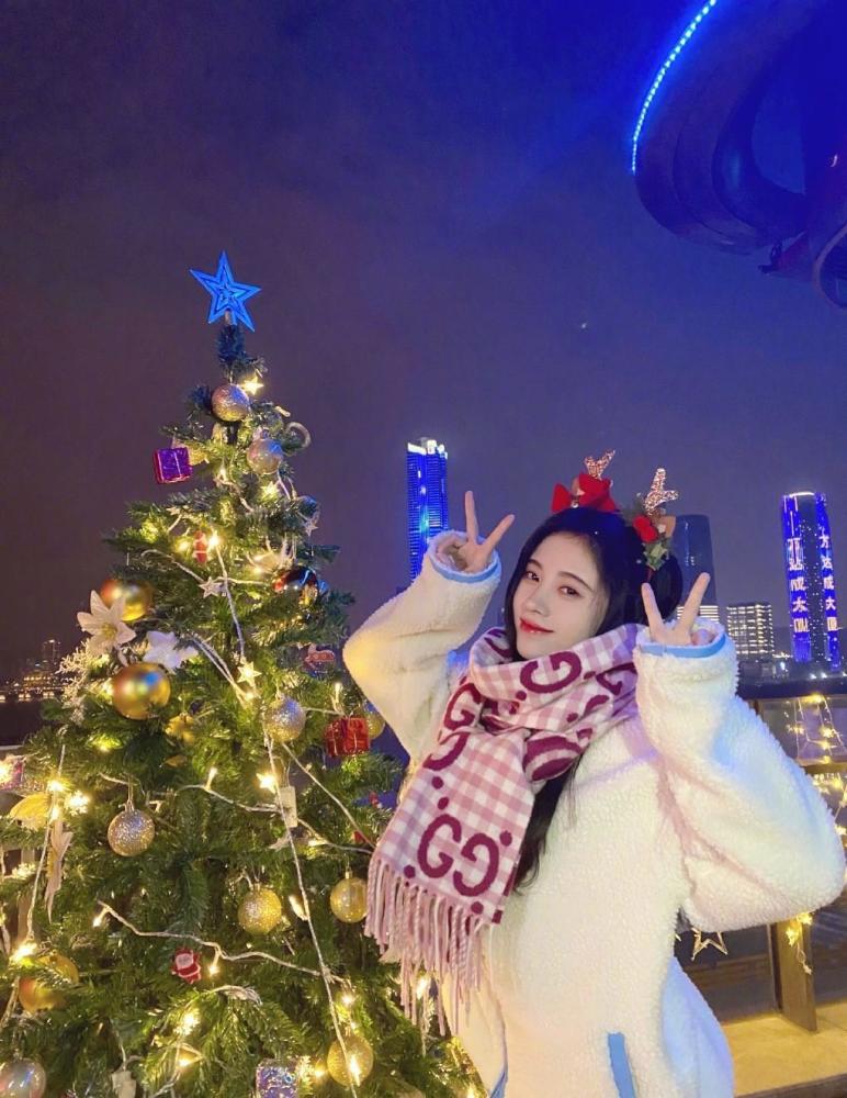 鞠婧祎穿短毛衣搭配牛仔裤随性洋气,戴贝雷帽复古又时髦