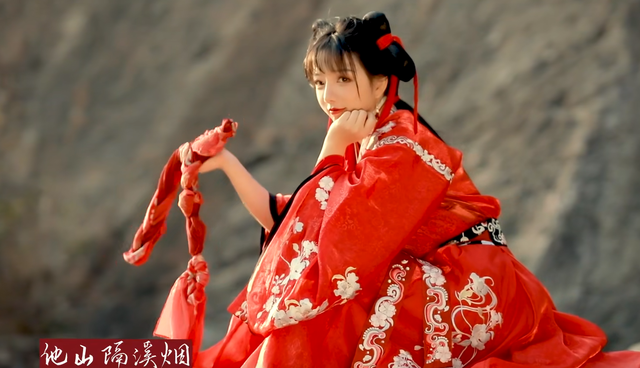 国服第一萝莉COS小昭还现场撩妹，网友："撩汉"时更显手段