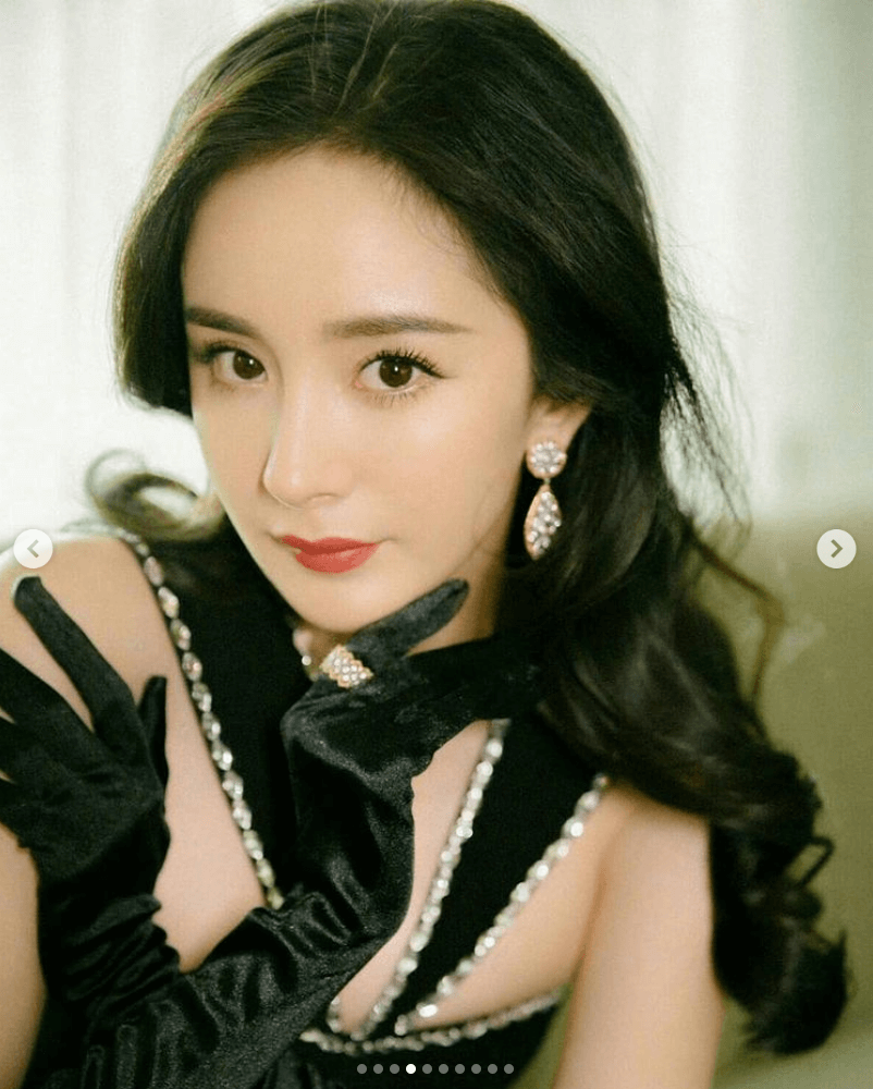 杨幂最新复古造型辣翻，透出修身长裙，网友大赞！