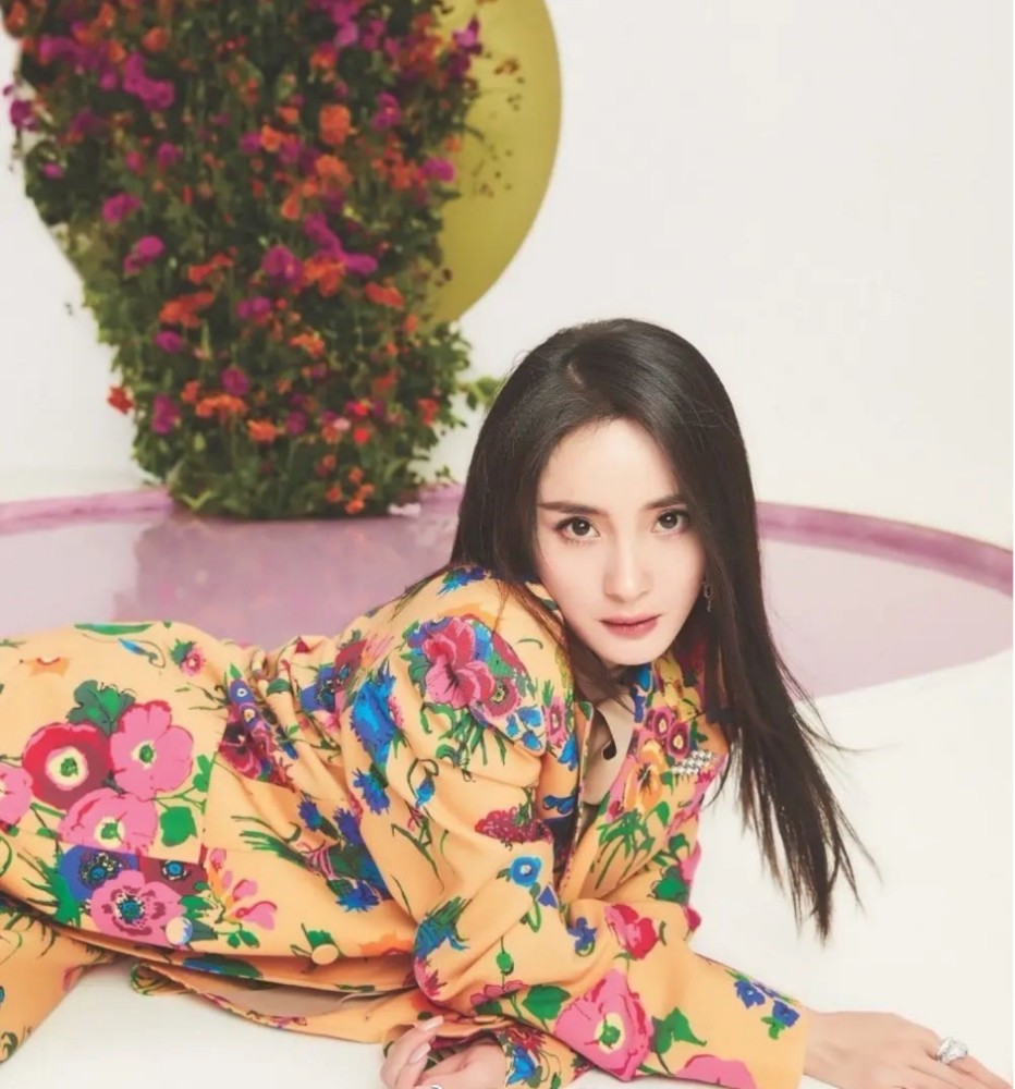 杨幂登越南《时尚芭莎》开年封面,国内女明星第三人