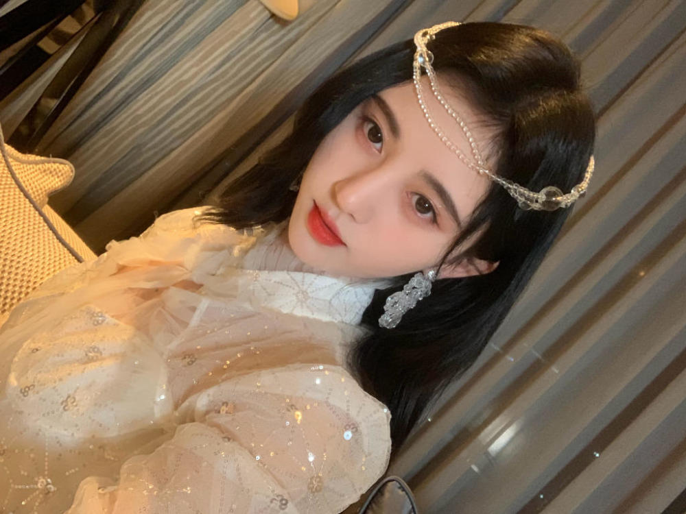 鞠婧祎穿短毛衣搭配牛仔裤随性洋气,戴贝雷帽复古又时髦