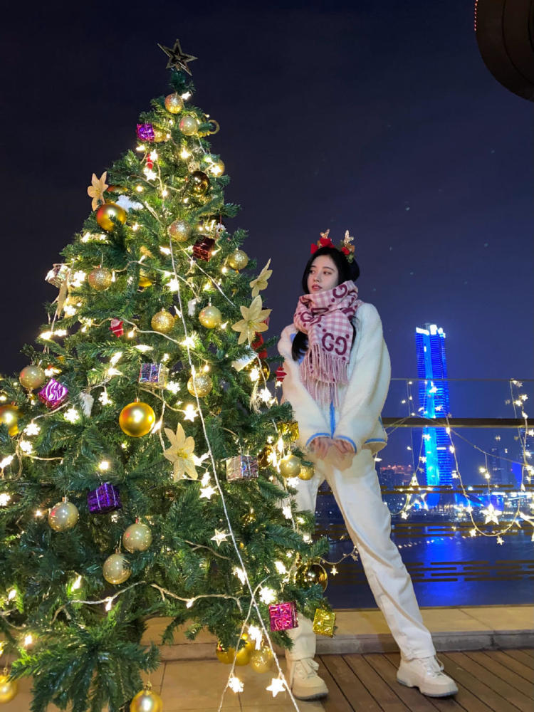 鞠婧祎穿短毛衣搭配牛仔裤随性洋气,戴贝雷帽复古又时髦