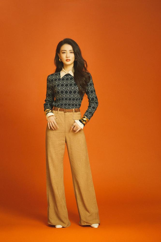 徐璐复古红唇妆超养眼,穿衣打扮什么风格都能轻松HOLD住