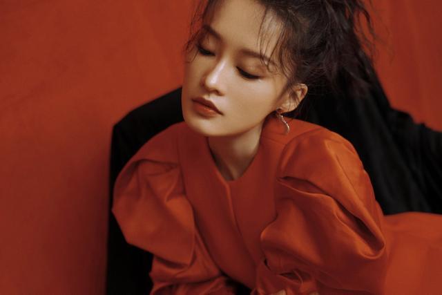 李沁跨年晚会造型曝光，红裙配皮手套明艳复古