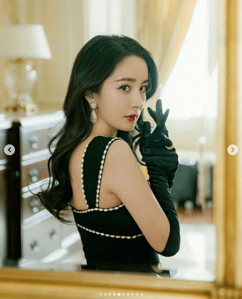 杨幂最新复古造型辣翻，透出修身长裙，网友大赞！