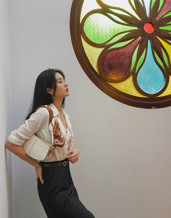 杨采钰穿土掉渣的衣服,婶婶用的丝巾都能搭配的很高级,气质好怎么穿都风情万种