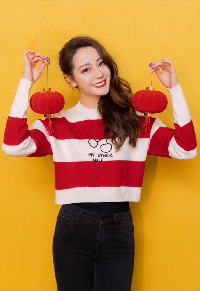 迪丽热巴白色紧身毛衣配羊羔毛外套，时尚保暖还显身材