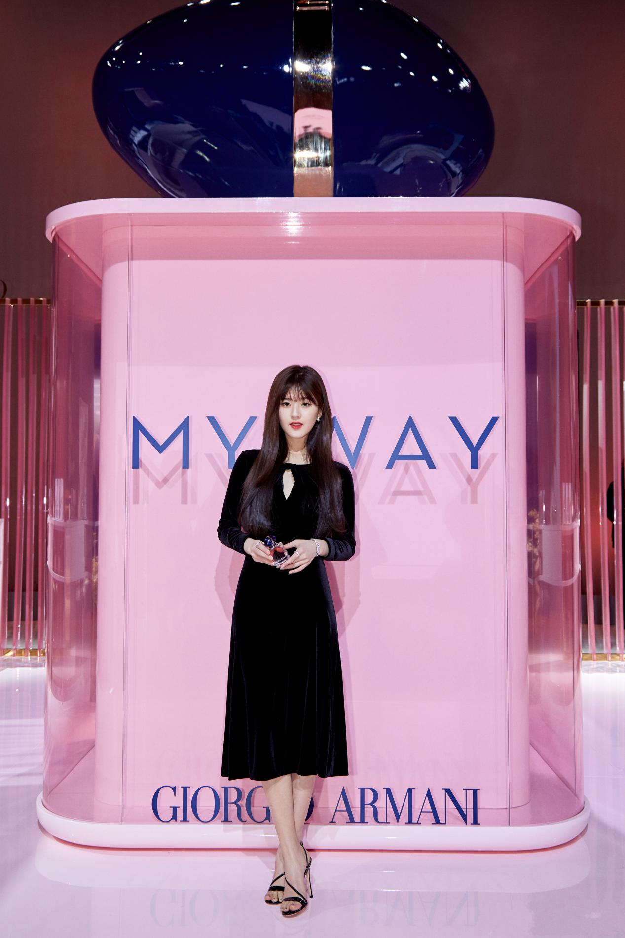 赵露思脸胖身材却特别瘦，穿丝绒裙怎么看怎么美