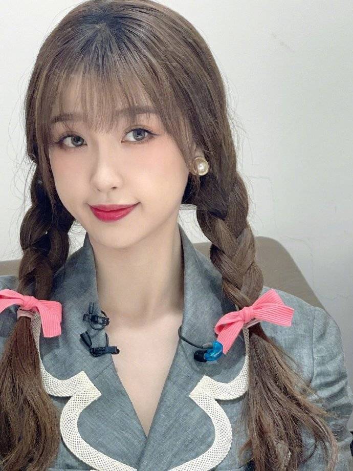 虞书欣教你扎麻花辫穿女团服,真是时尚小作精