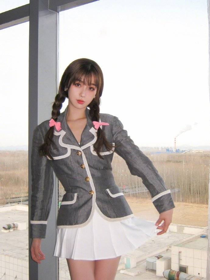 虞书欣教你扎麻花辫穿女团服,真是时尚小作精