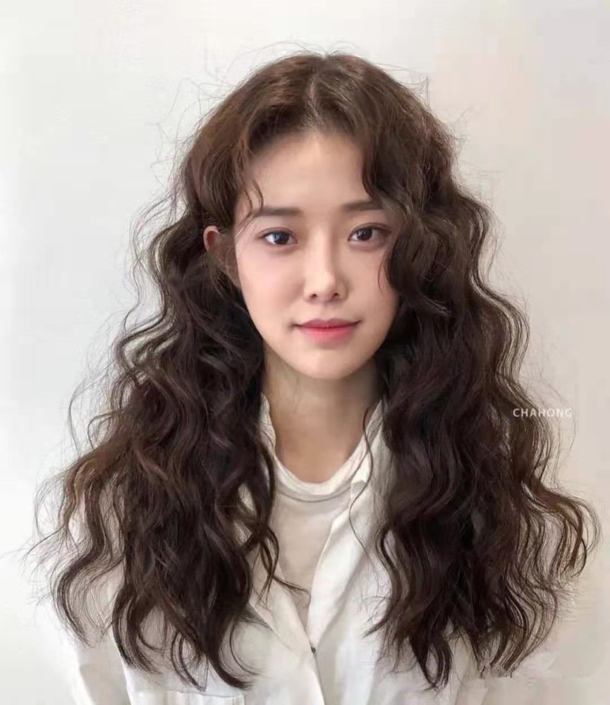 头发少怎么烫?除了羊毛卷最显发量,法式卷和蛋蛋卷蓬松又时尚