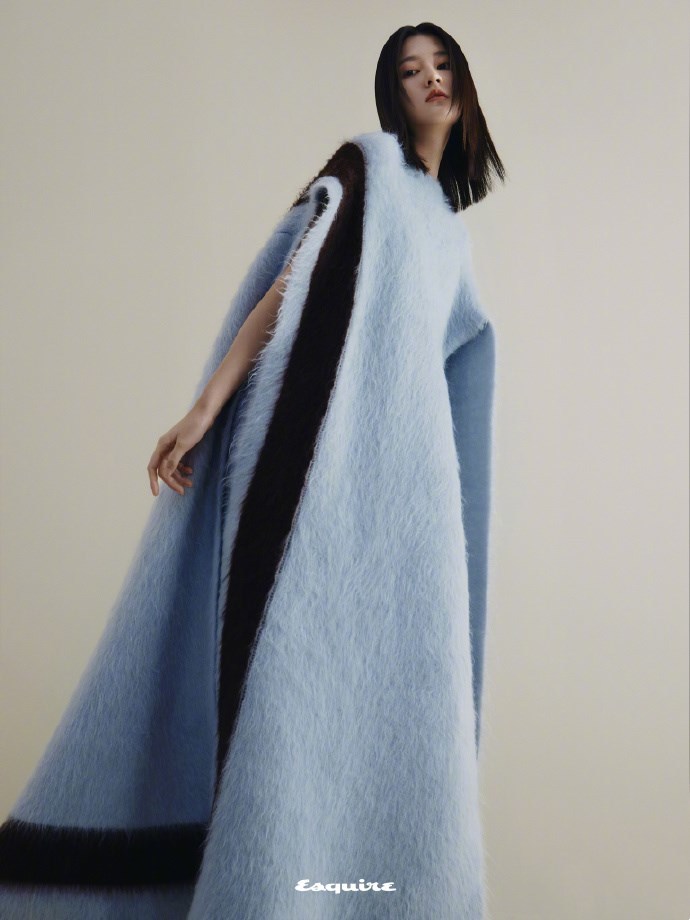 乔欣2021新年时尚大片,终于找到突破口,时髦冷艳造型吸睛