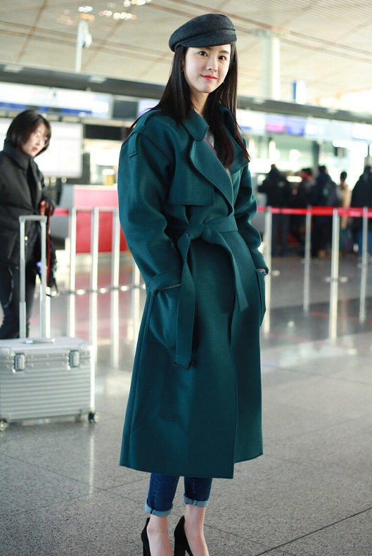 陈都灵穿针织毛衣时髦大气 甜美女神非她莫属!