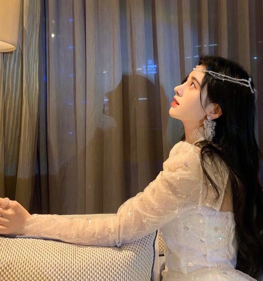 鞠婧祎穿短毛衣搭配牛仔裤随性洋气,戴贝雷帽复古又时髦